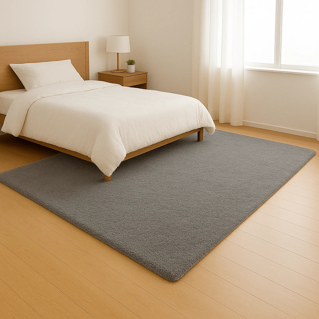 Grauer Teppich teilweise unter einem Bett liegend, im Schlafzimmer