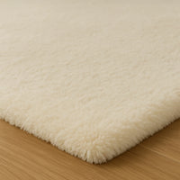 Kettelung oder auch Kettelrand eines Teppichs in der Farbe Beige