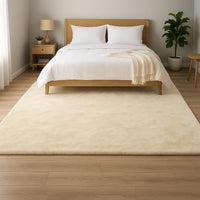 Beiger Teppich teilweise unter einem Bett liegend, im Schlafzimmer